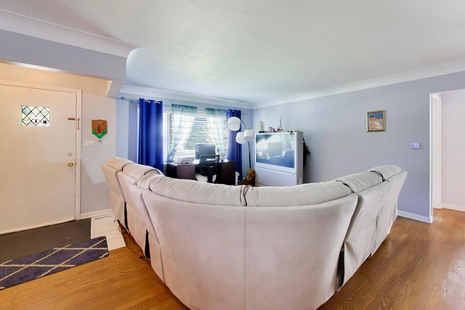 458 West Alma Street Elmhurst, IL 60126 - Photo 6 of 29 a living room with furniture and a wooden floor