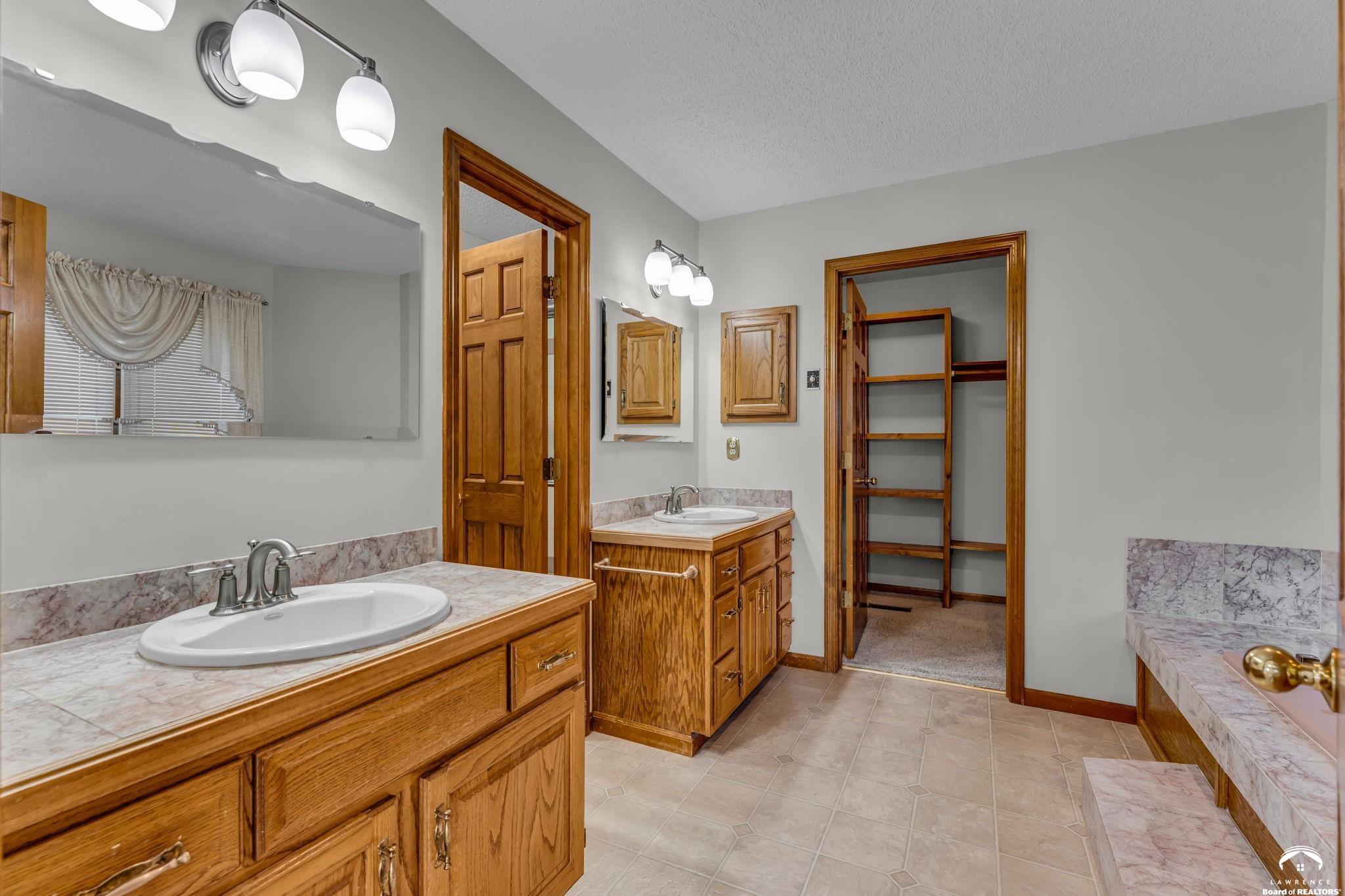 1168 Parkside Circle Lawrence, KS 66049 - Photo 31 of 60