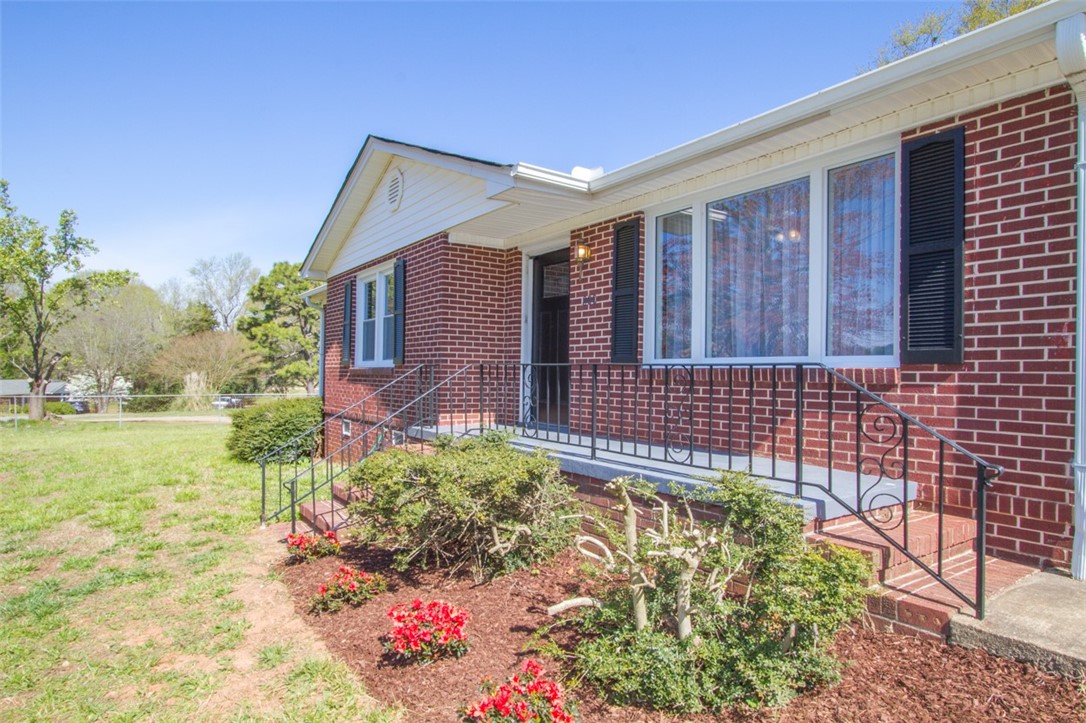800 Bermuda Drive Anderson, SC 29621 - Photo 3 of 32 Gallery Image 3