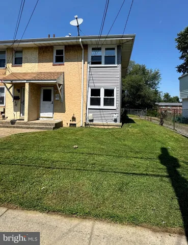 a view of a yard of the house