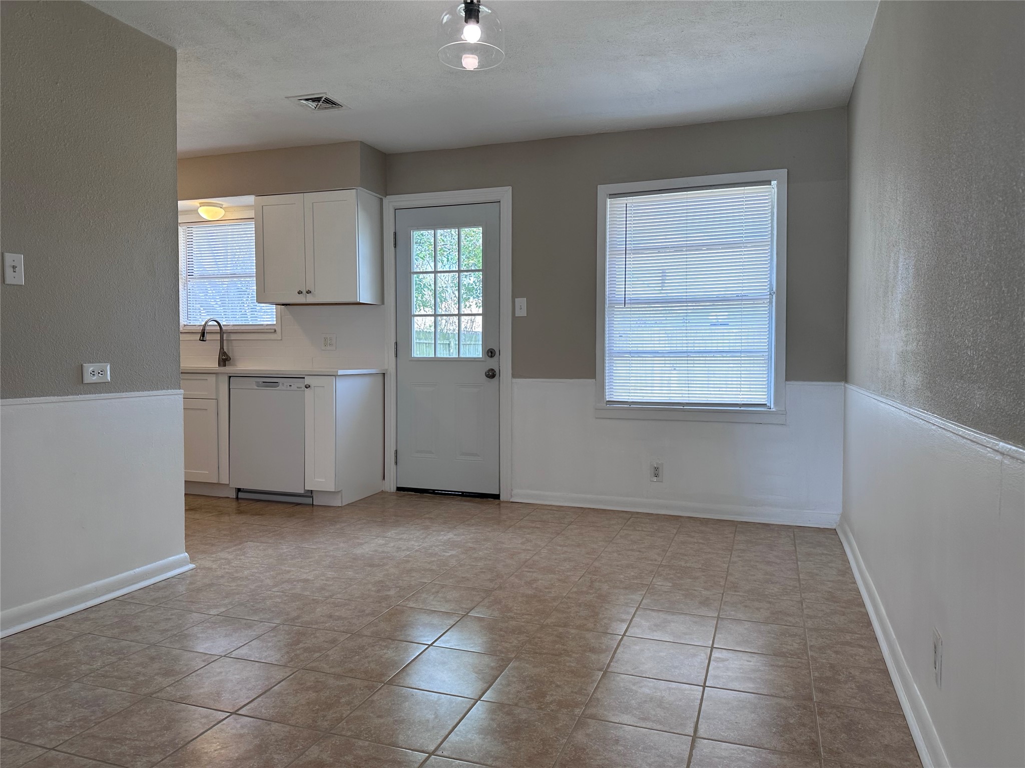 602 Harold Lane Baytown, TX 77521 - Photo 2 of 15 Spacious dining area