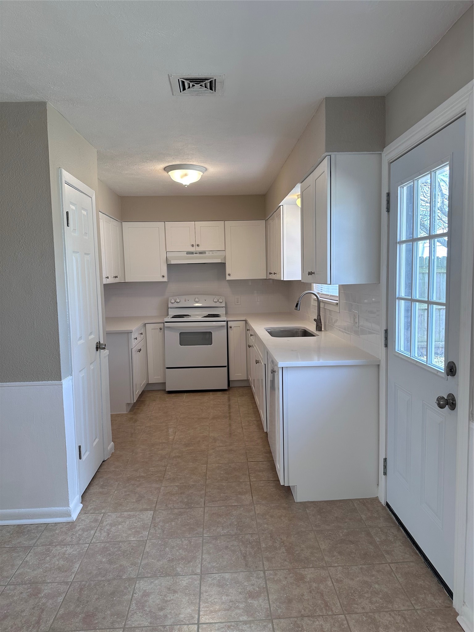 602 Harold Lane Baytown, TX 77521 - Photo 3 of 15 New soft close cabinets and quartz countertops