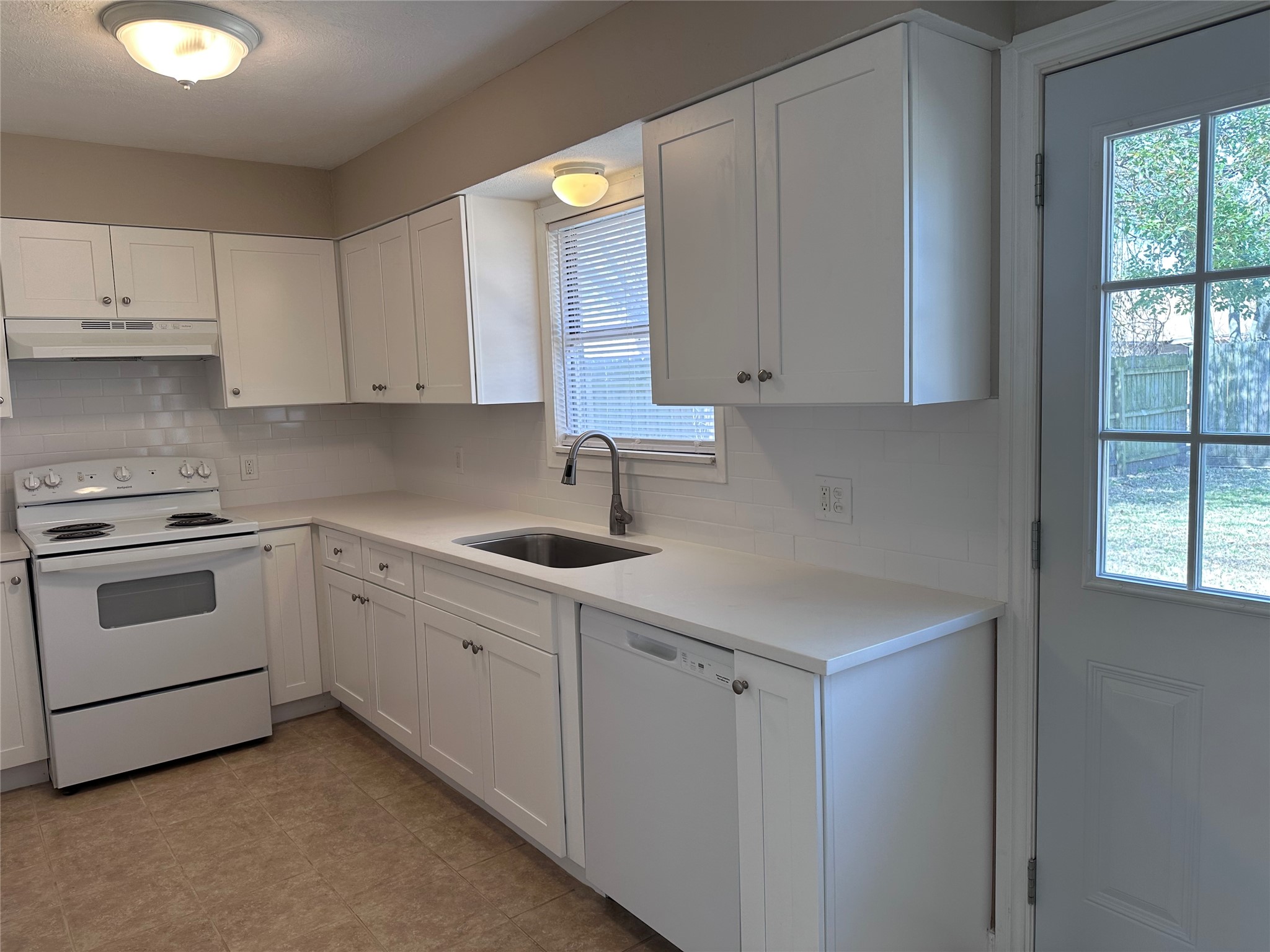 602 Harold Lane Baytown, TX 77521 - Photo 4 of 15 Deep sink and modern backsplash