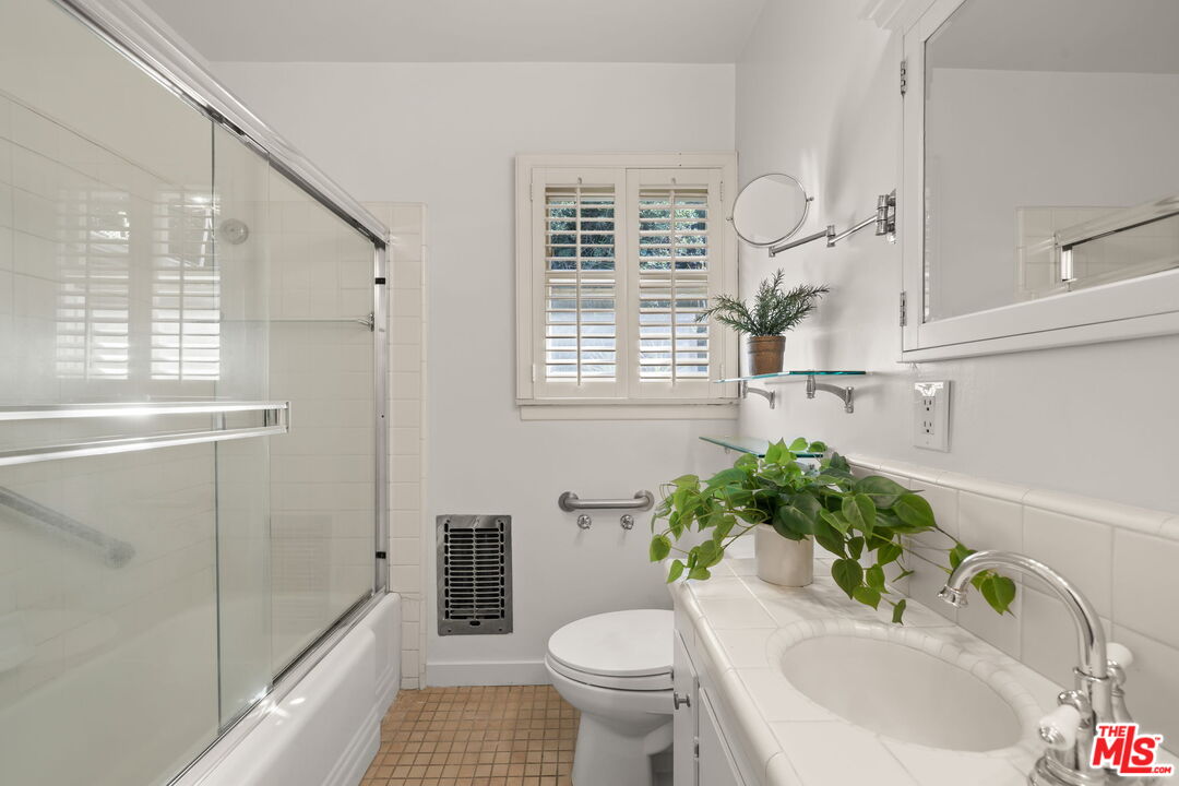 3621 Longview Valley Road Sherman Oaks, CA 91423 - Photo 16 of 25 a bathroom with a sink toilet and shower