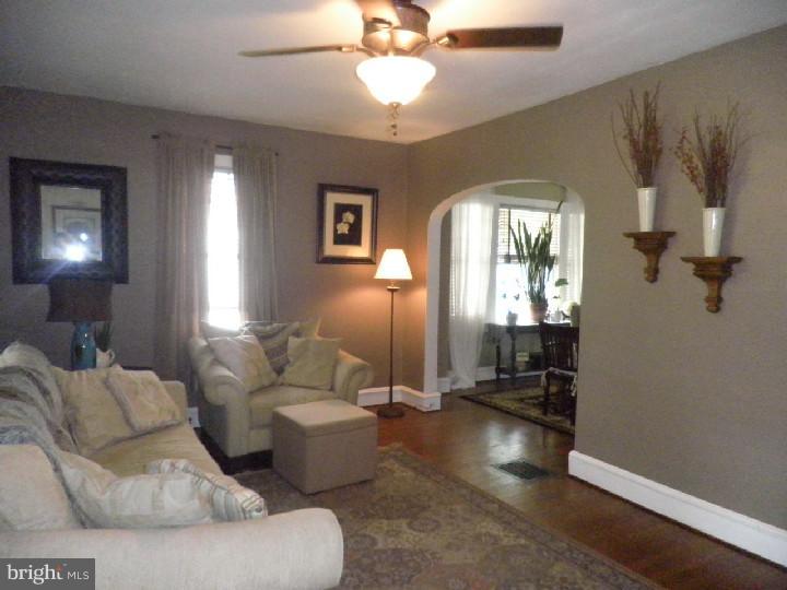 741 Amherst Road Audubon, NJ 08106 - Photo 7 of 25 Living Room