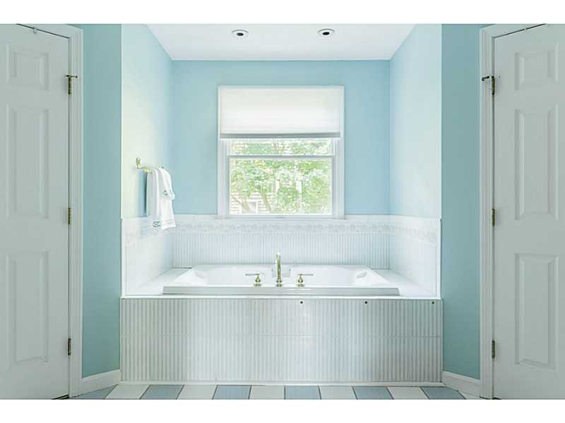 95 Eastwick Road North Kingstown, RI 02852 - Photo 10 of 11 Bathroom.