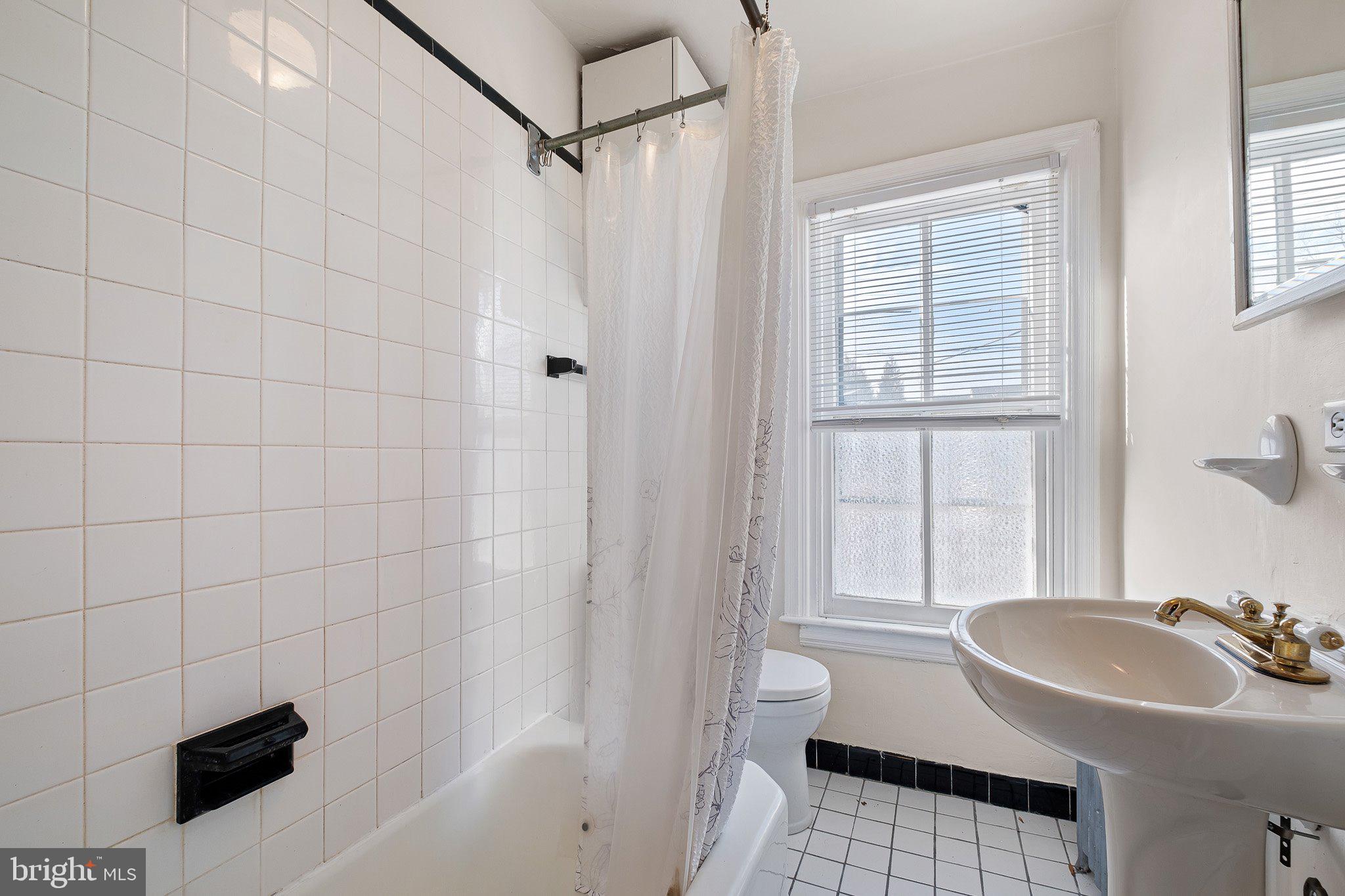 221 Chestnut Street New Castle, DE 19720 - Photo 21 of 25 a bathroom with a sink and a tub