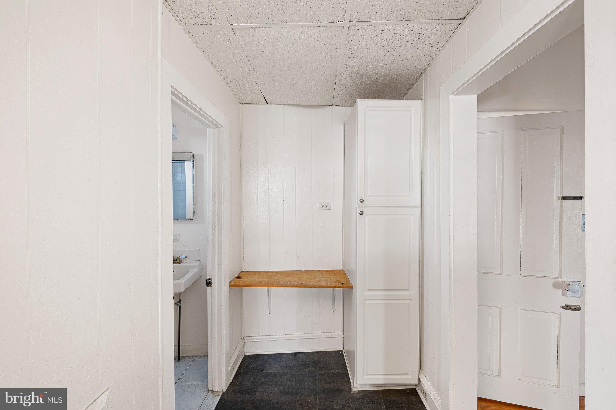 221 Chestnut Street New Castle, DE 19720 - Photo 10 of 25 a bathroom with a shower