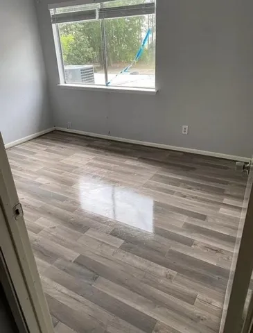 a view of empty room with window