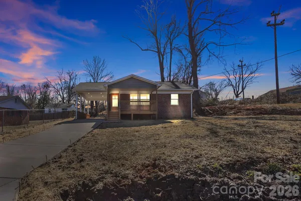a view of a house with a yard