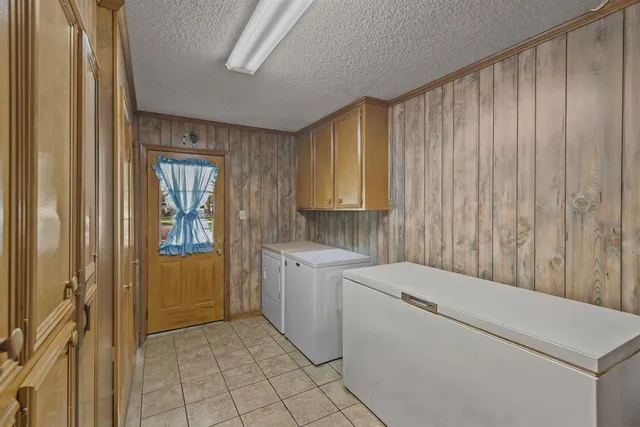 a view of utility room and utility room