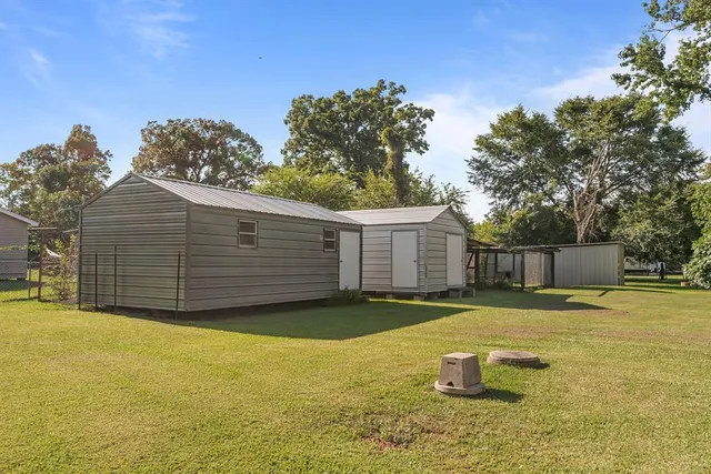 a view of a backyard