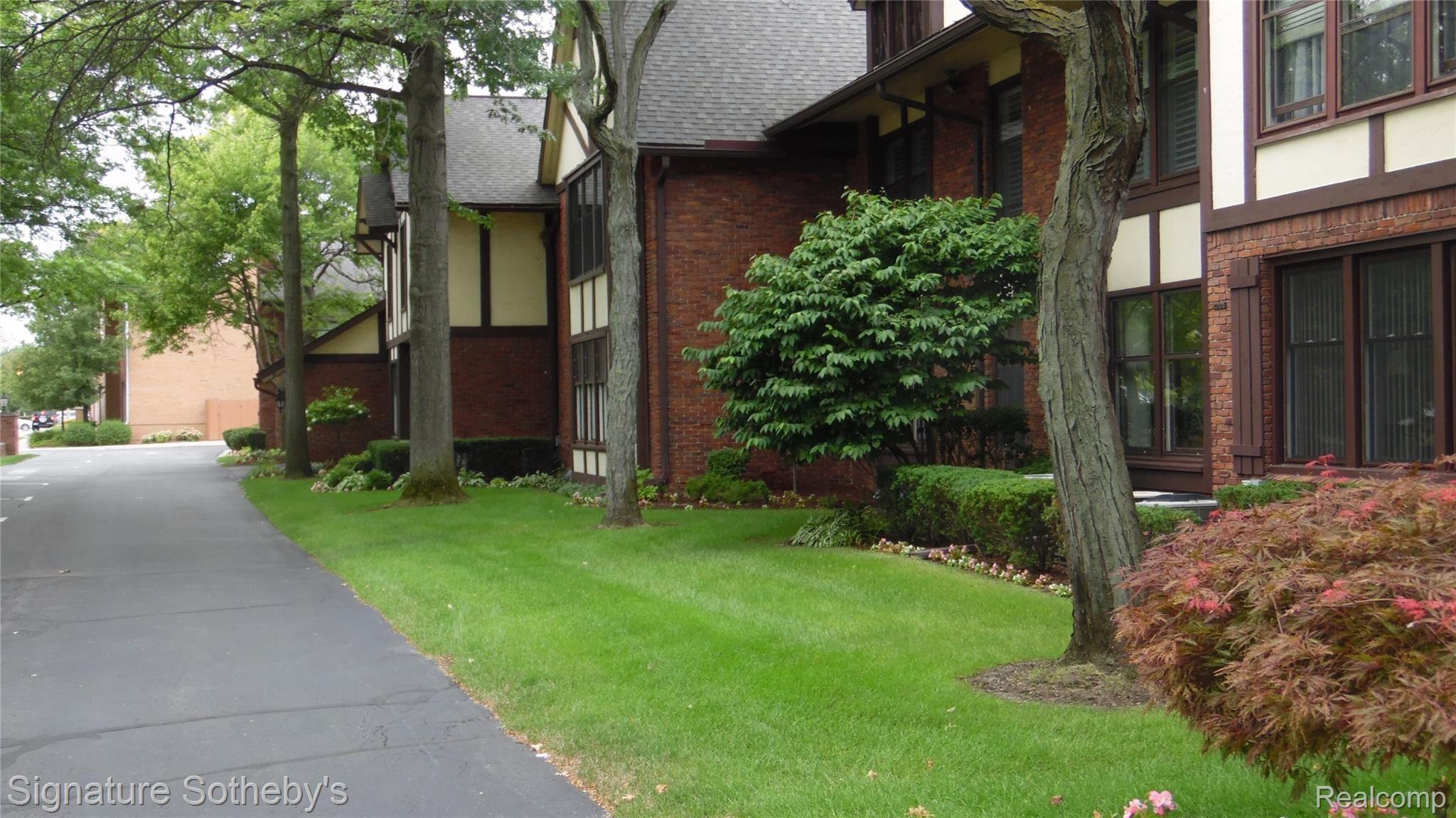 1750 Vernier Road, Unit 5 Grosse Pointe, MI 48236 - Photo 24 of 33 3.JPG