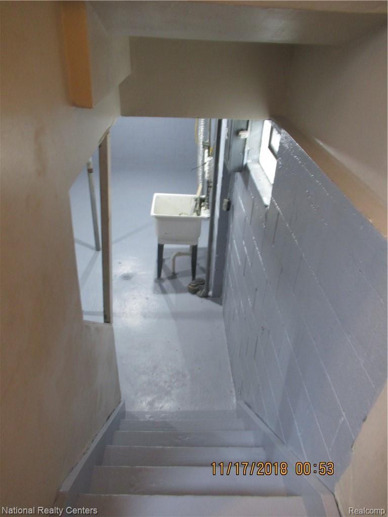 6579 Pelham Road Allen Park, MI 48101 - Photo 24 of 37 IMG_0034.JPG Going to the Basement