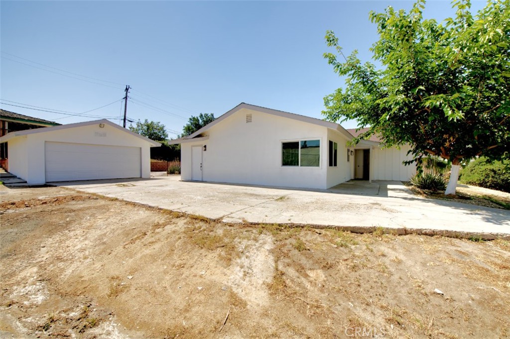 2425 Castle Drive Bakersfield, CA 93306 - Photo 2 of 31