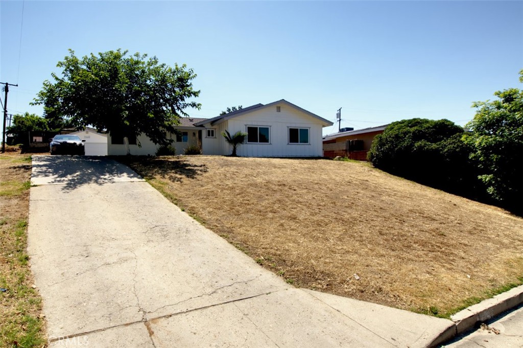 2425 Castle Drive Bakersfield, CA 93306 - Photo 3 of 31