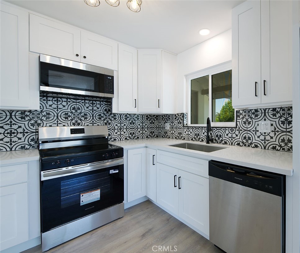 2425 Castle Drive Bakersfield, CA 93306 - Photo 8 of 31