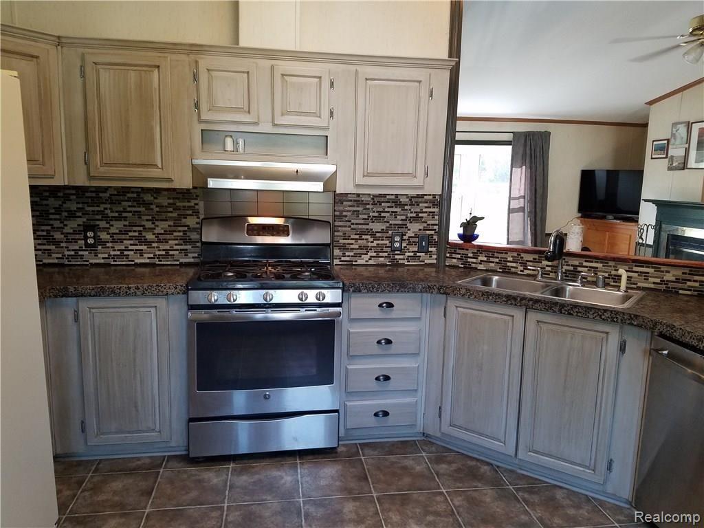 18329 Hickory Ridge Road Fenton, MI 48430 - Photo 13 of 38 Newer SS stove and dishwasher