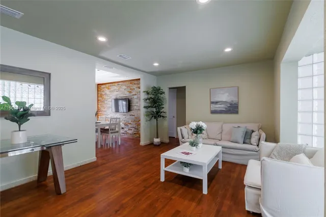 $5,550 | 250 Northeast 48th Street, Miami, FL 33137