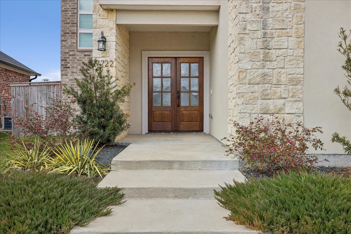 7722 Pond Circle Beaumont, TX 77707 - Photo 5 of 42 a front view of a house with a garden