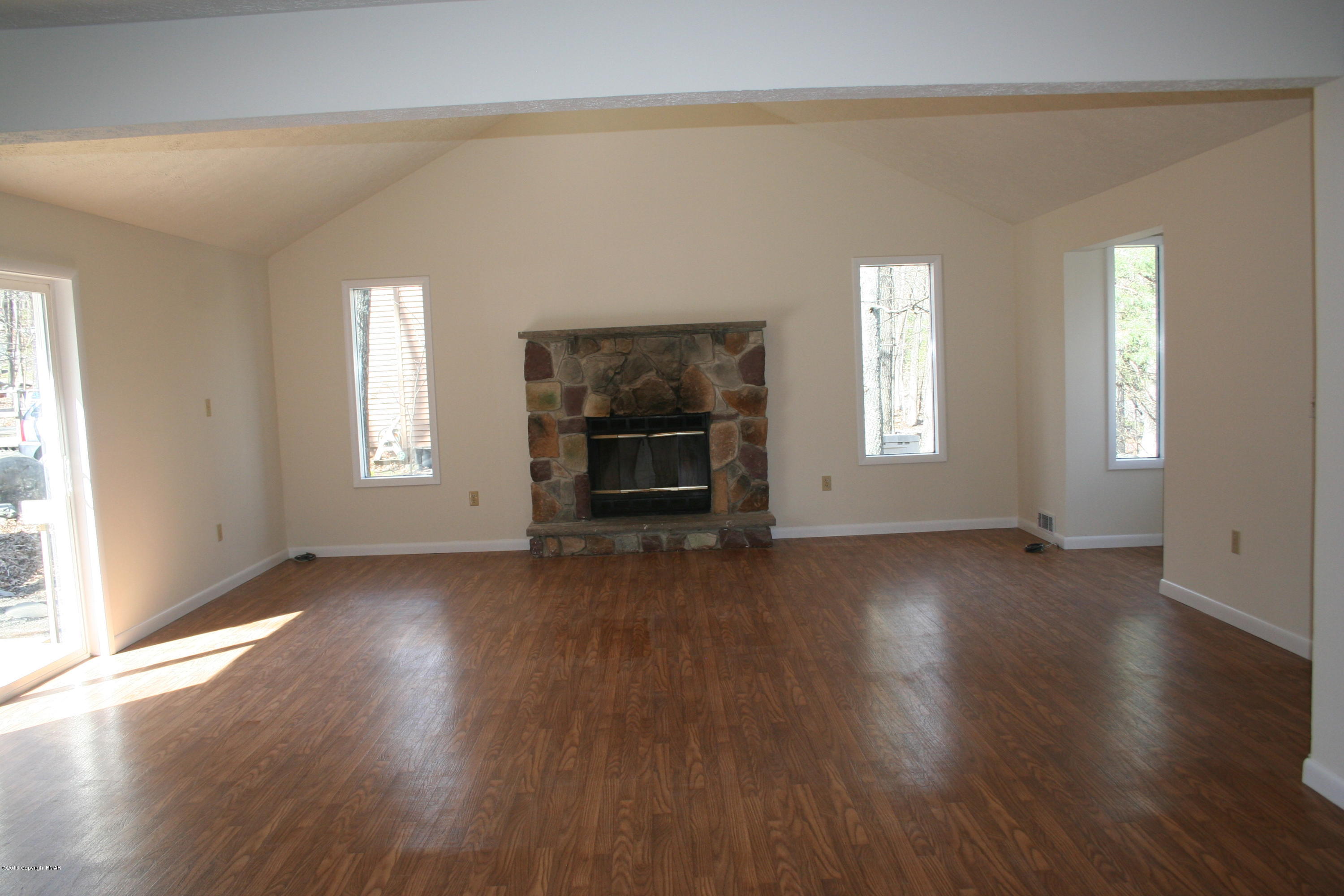 151 Rim Road East Stroudsburg, PA 18302 - Photo 8 of 16 Livingroom