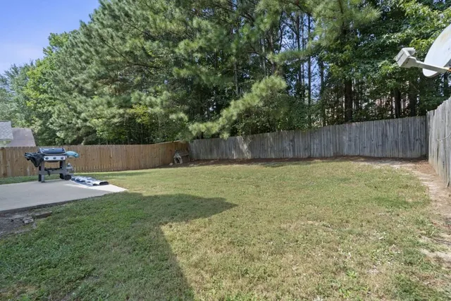 a view of a backyard