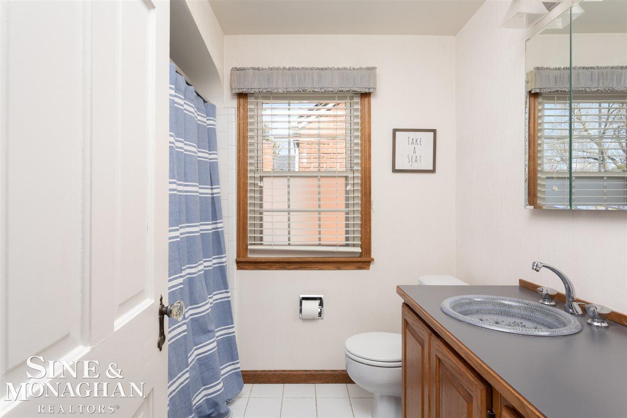 1489 Hampton Road Grosse Pointe, MI 48236 - Photo 15 of 16 31378011-14.JPG