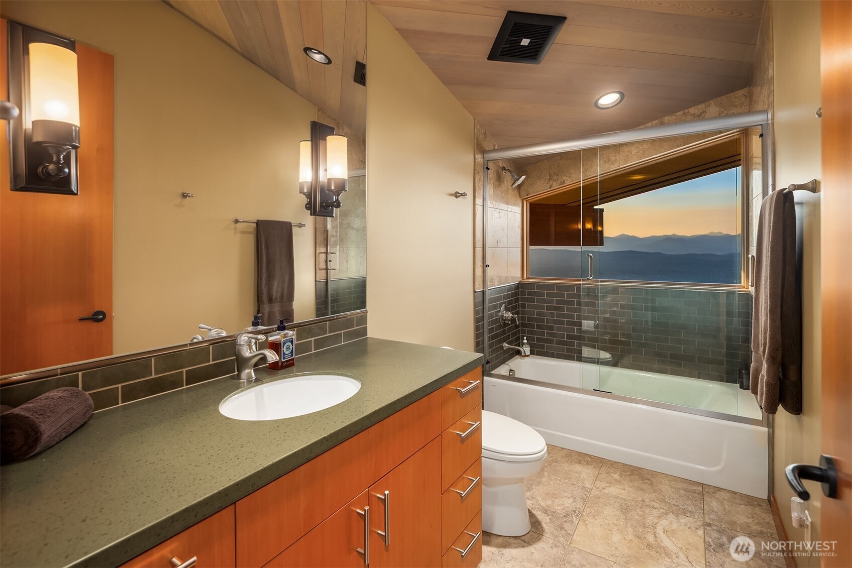 3653 Hart Road Cle Elum, WA 98922 - Photo 34 of 40 a bathroom with a double vanity sink toilet mirror and bathtub