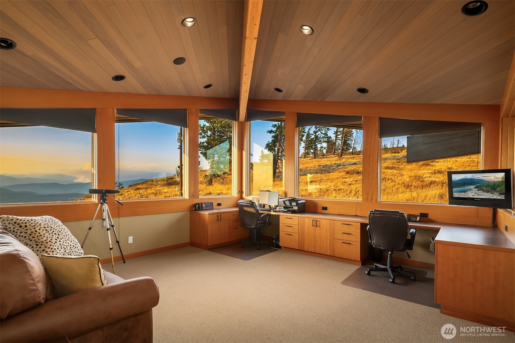3653 Hart Road Cle Elum, WA 98922 - Photo 35 of 40 a large living room with large windows