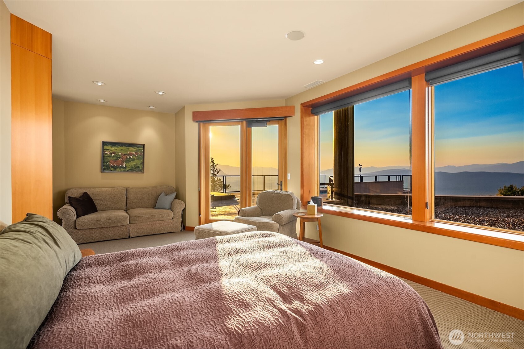 3653 Hart Road Cle Elum, WA 98922 - Photo 38 of 40 a large bedroom with a large bed and a large window