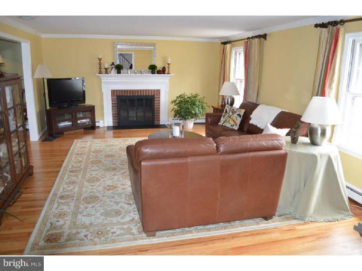 202 Glendale Road Wallingford, PA 19086 - Photo 3 of 21 Living Room