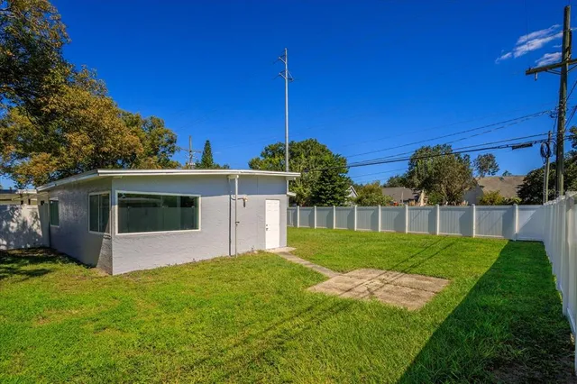 a view of back yard of the house