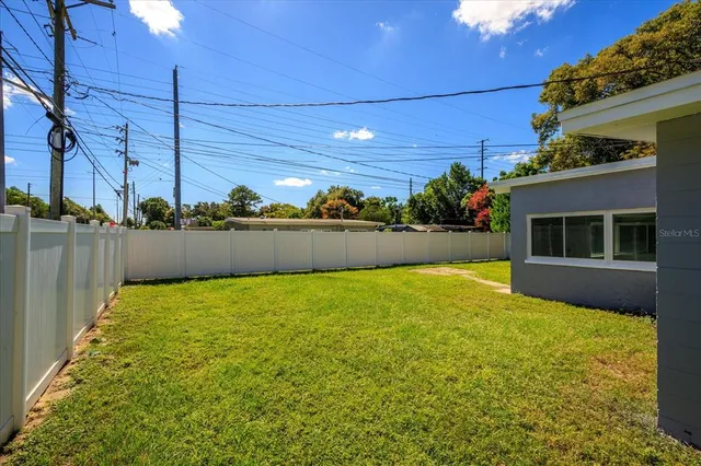 a view of a backyard