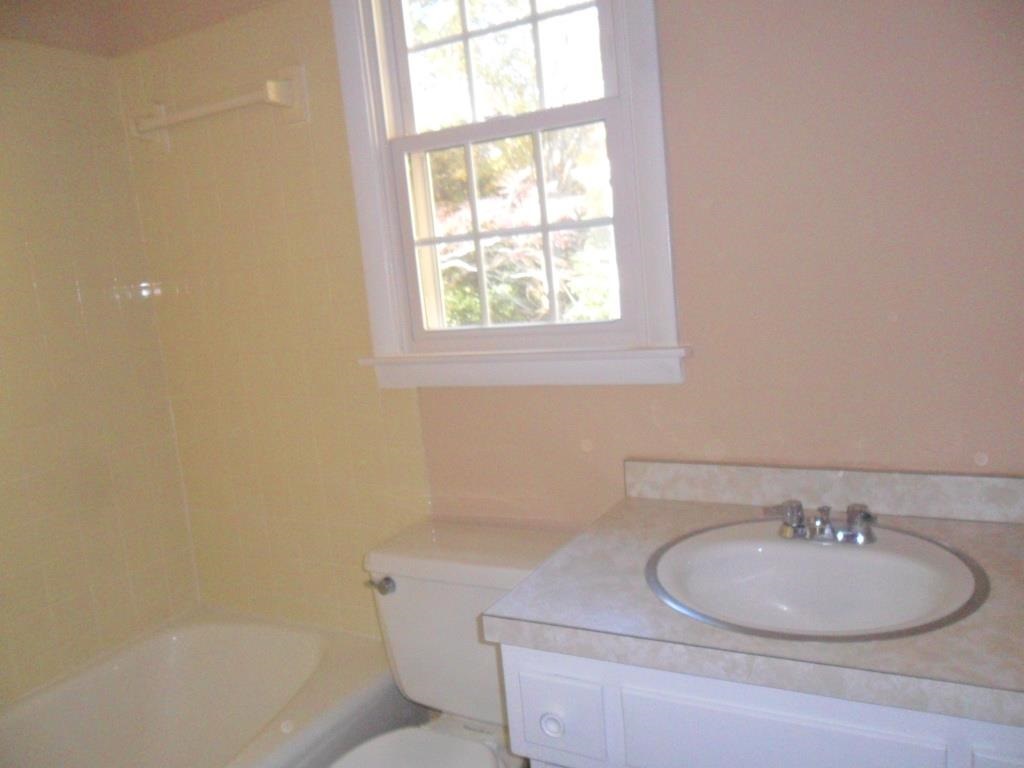 524 Harvard Street Raleigh, NC 27609 - Photo 17 of 25 Full Bath in upstairs hallway.