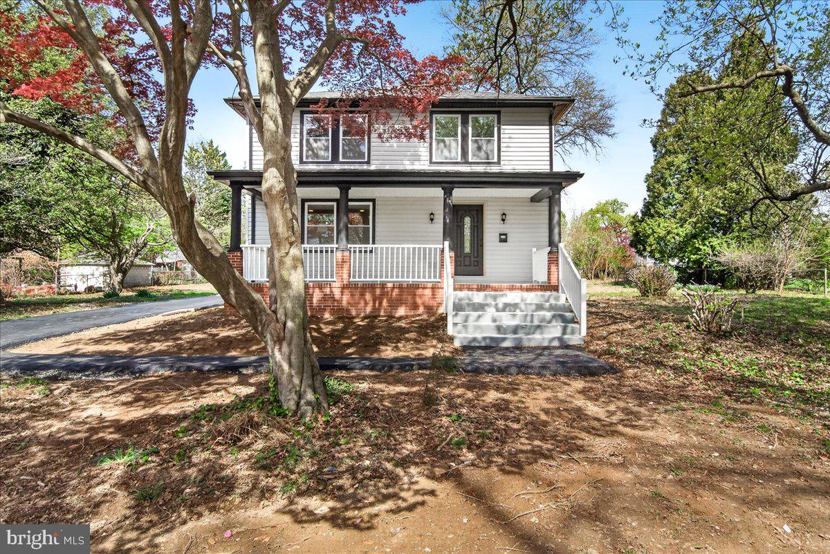 629 Wilson Place Frederick, MD 21702 - Photo 3 of 39 a front view of a house with garden