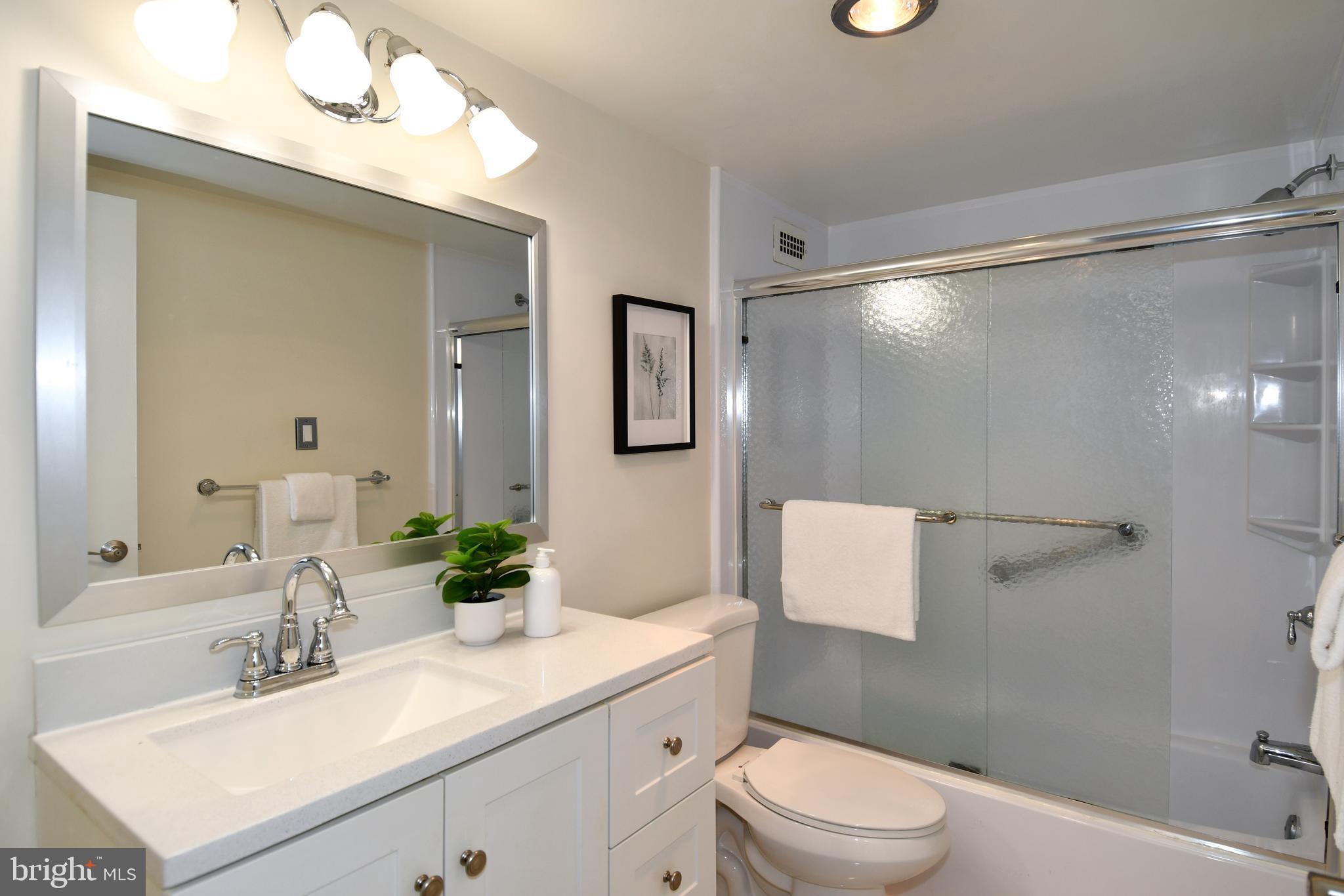 5225 Pooks Hill Road, Unit 222N Bethesda, MD 20814 - Photo 19 of 45 Updated full bathroom