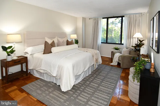 a bench is sitting in the middle of a park