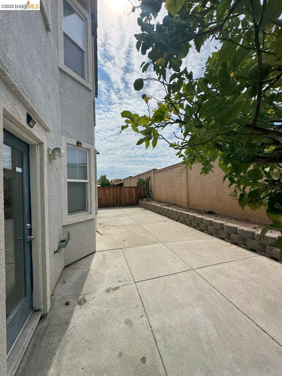 645 Rockspray Circle Pittsburg, CA 94565 - Photo 27 of 31 a view of a entryway
