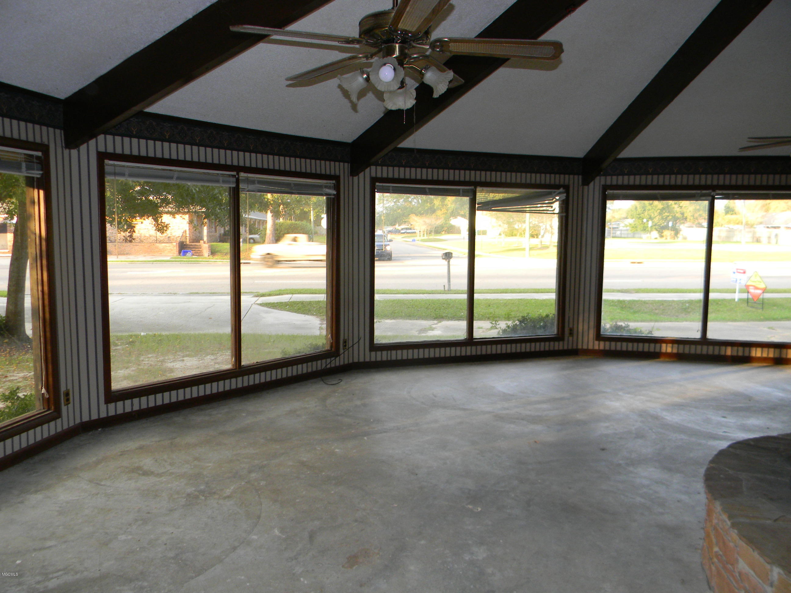 14355 Dedeaux Road Gulfport, MS 39503 - Photo 3 of 19 Living Room
