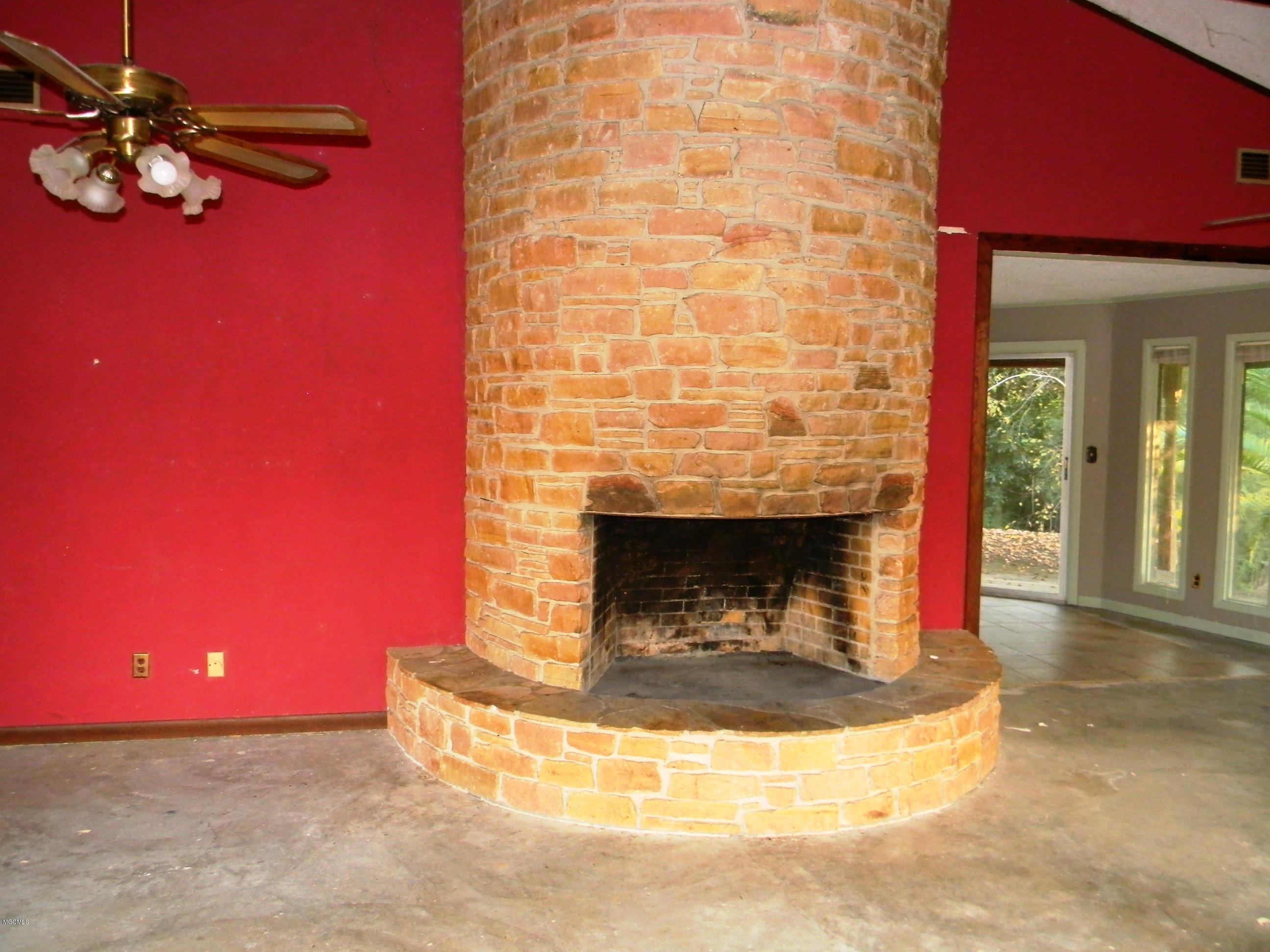 14355 Dedeaux Road Gulfport, MS 39503 - Photo 4 of 19 Living Room