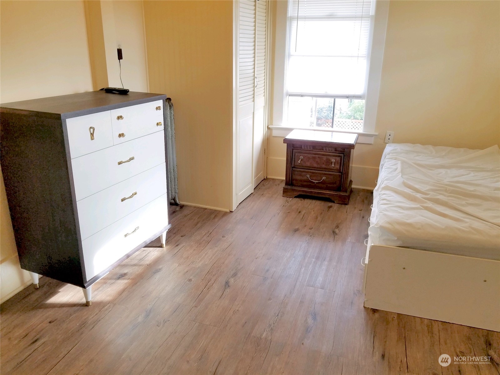 321 Smithers Avenue South Renton, WA 98057 - Photo 8 of 23 a bedroom with a bed and a window