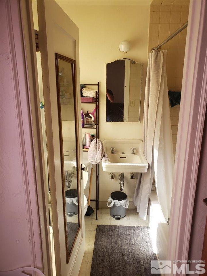 841-843 & 845 Ralston Reno, NV 89503 - Photo 17 of 19 a bathroom with a sink a toilet and a shower