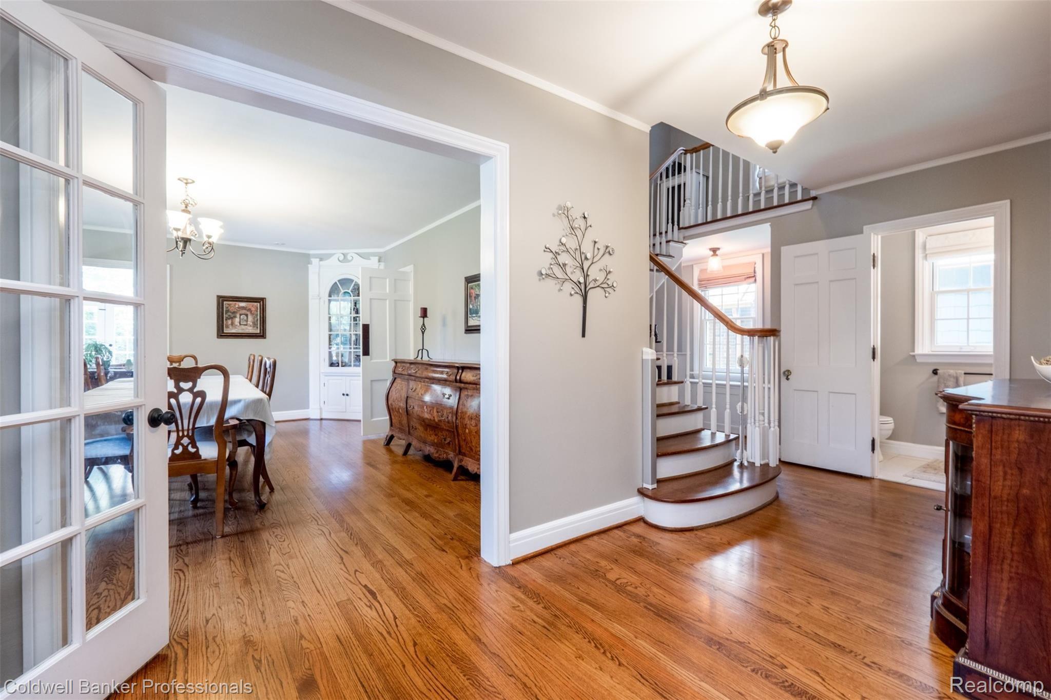 1451 Oxford Road Grosse Pointe, MI 48236 - Photo 8 of 37 Entryway to dining room