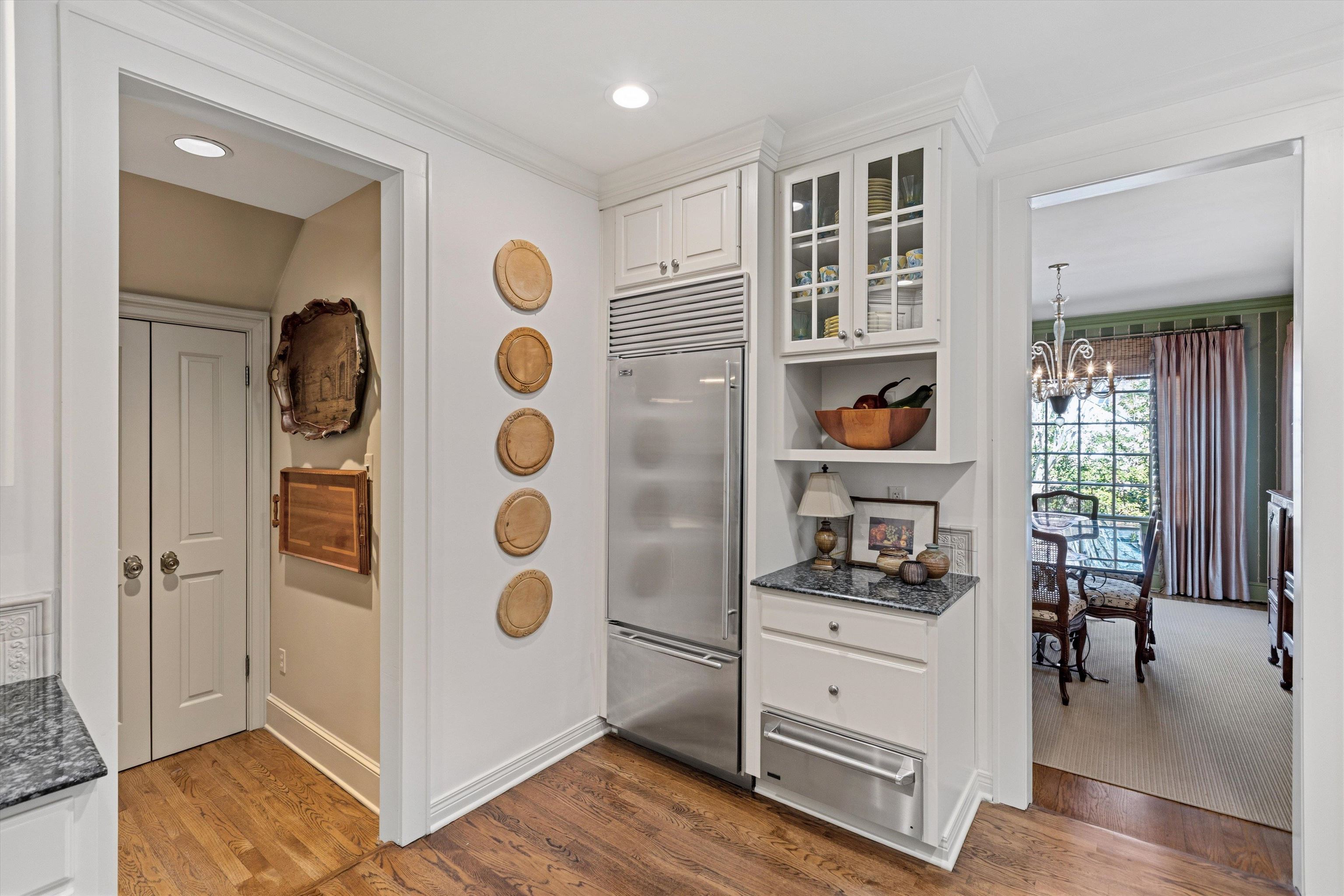 400 Colonial Road Memphis, TN 38117 - Photo 16 of 40 a room with white cabinets and window
