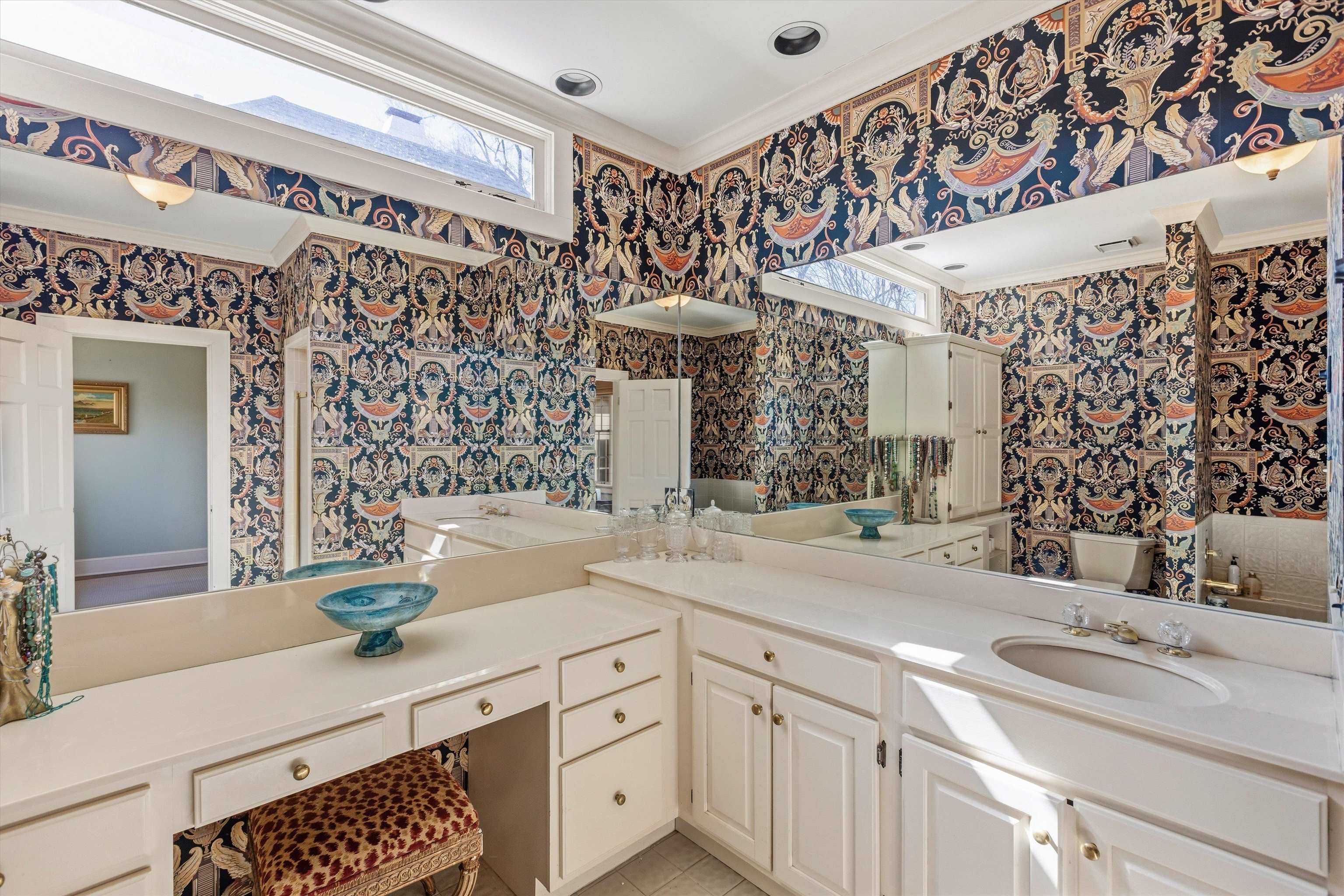 400 Colonial Road Memphis, TN 38117 - Photo 29 of 40 a bathroom with a sink and a mirror