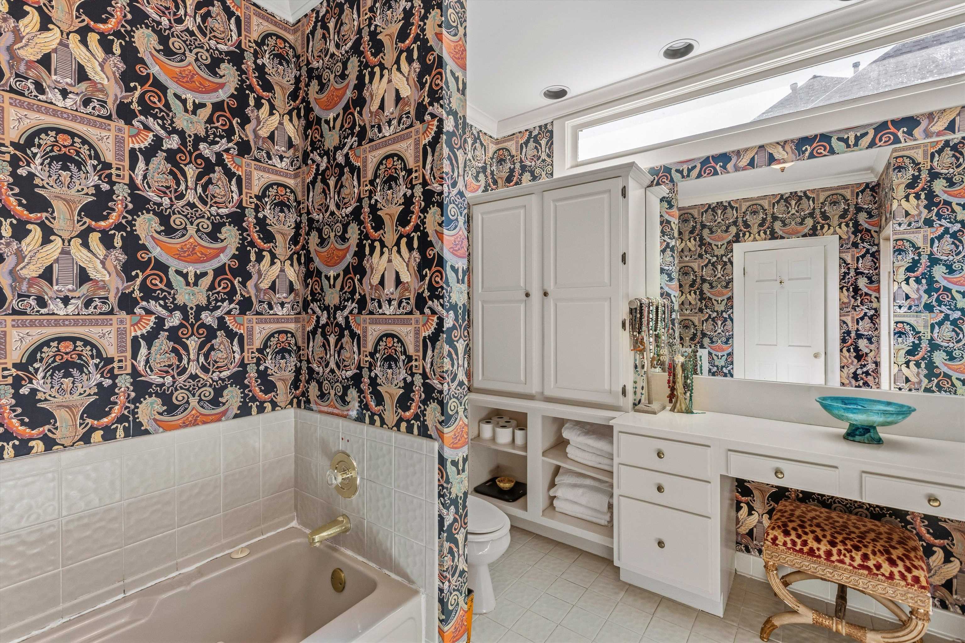400 Colonial Road Memphis, TN 38117 - Photo 31 of 40 a bathroom with a bathtub and a sink