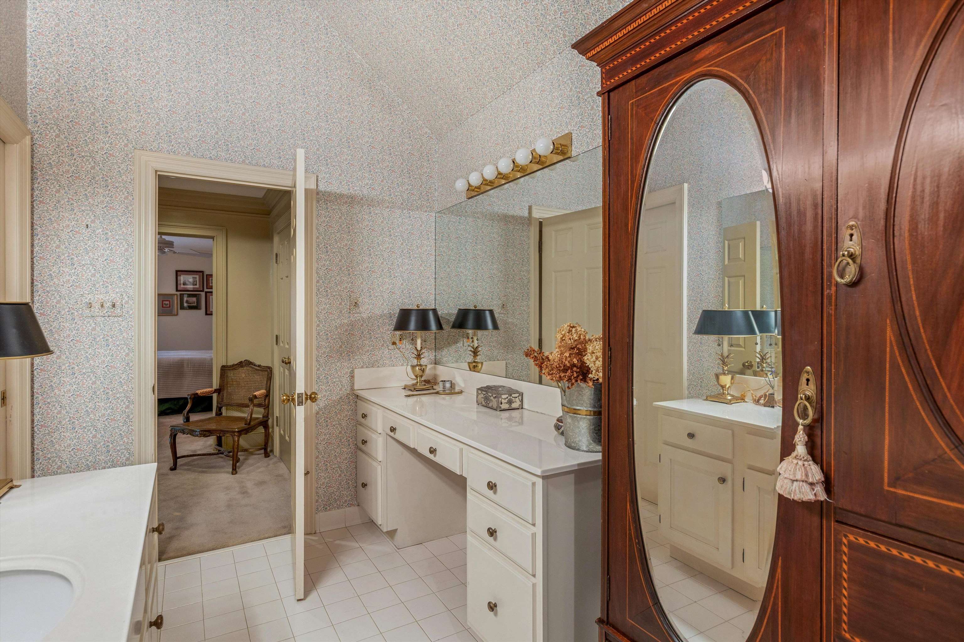 400 Colonial Road Memphis, TN 38117 - Photo 36 of 40 a view of living room with furniture and mirror