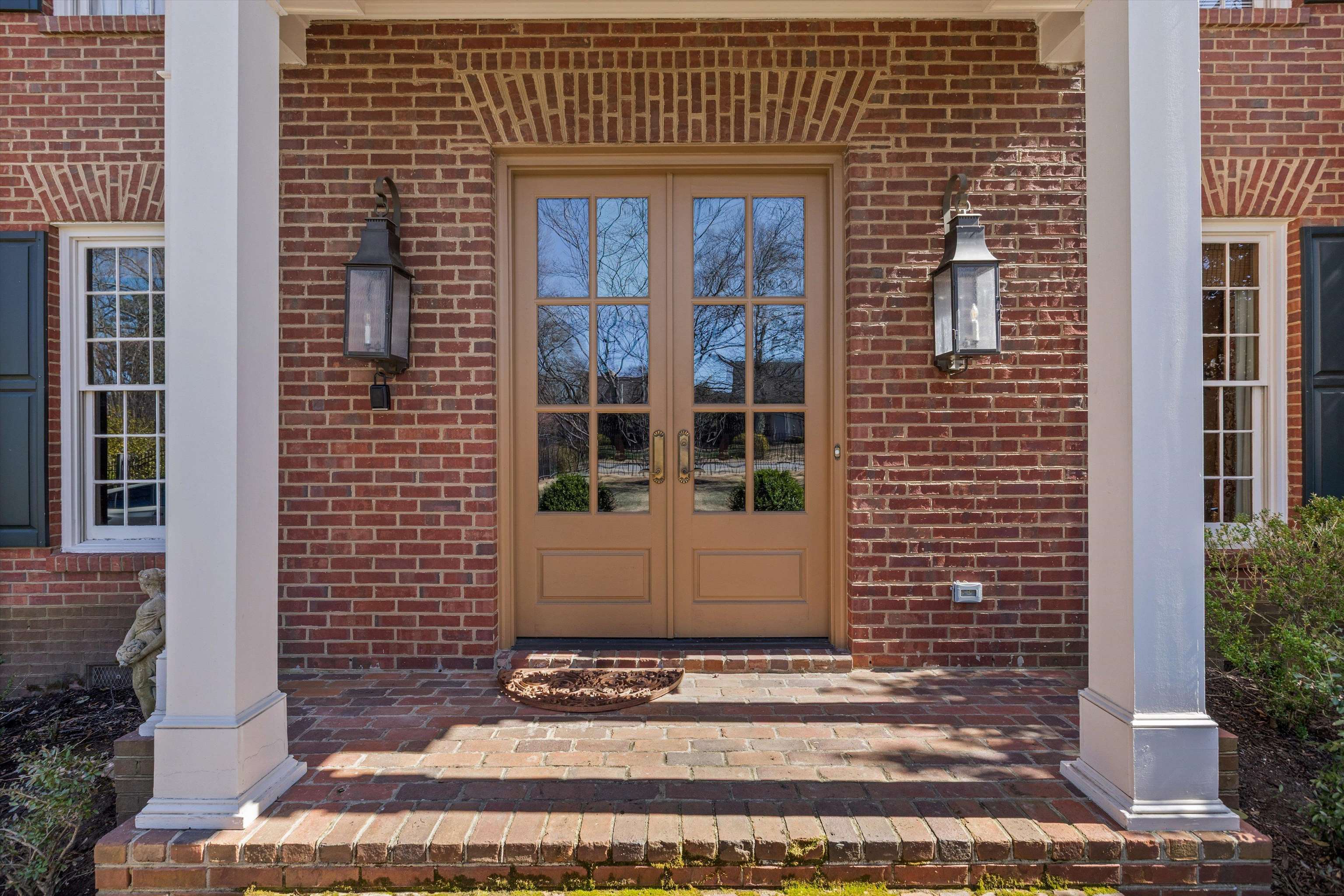 400 Colonial Road Memphis, TN 38117 - Photo 4 of 40 a view of a door of the house with a rug