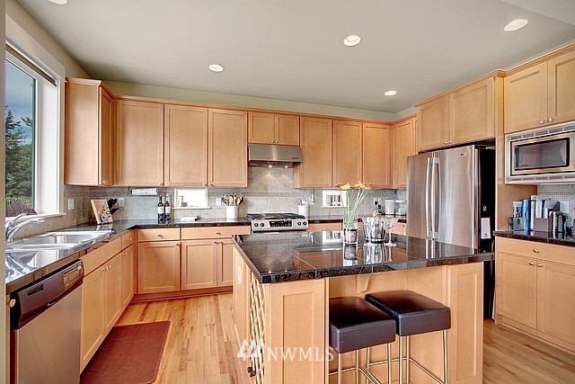 553 Lyons Place Northeast Renton, WA 98059 - Photo 5 of 21
