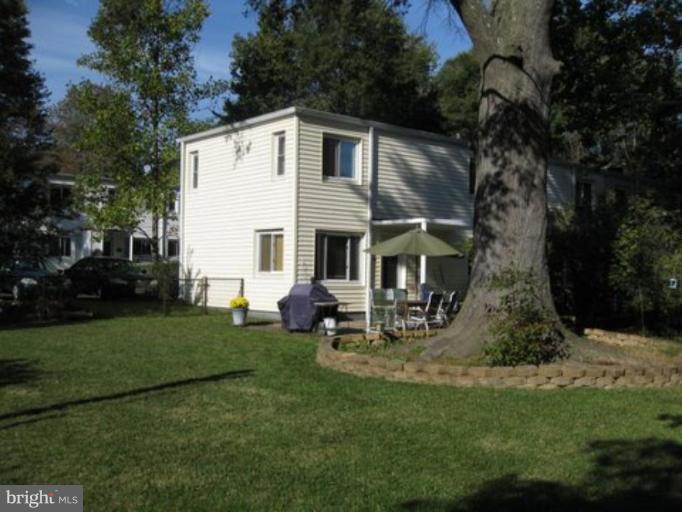 Beautiful Yard to Entertain Family and Friends!